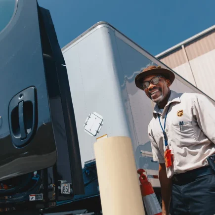 Tim Pengemudi Truk Mengantarkan Barang Ke UPS