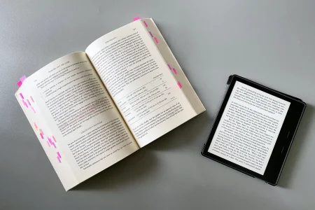 Buku vs E-Book: Bukan Soal Format, Tapi Pengalaman Membaca yang Berbeda